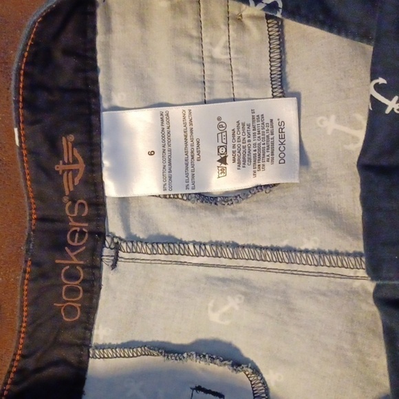 DOCKERS, NAVY BLUE AND WHITE, SHORTS, SIZE6. - Picture 2 of 5